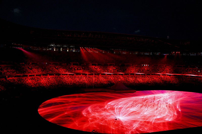 東京五輪の開会式では、赤色を使ったプロジェクションマッピングもあった=パナソニック提供ⒸIOC 2021. All Rights Reserved.