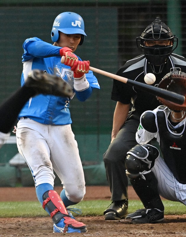 第46回日本選手権1回戦、三菱重工West戦の九回裏にサヨナラの右越え本塁打を放つ水野達稀=ほっともっとフィールド神戸で2021年7月3日、山田尚弘撮影