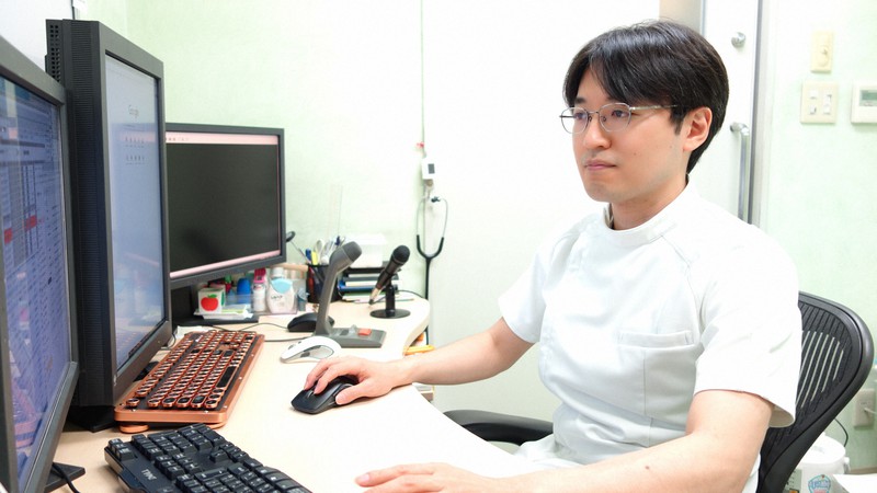 「ワクチン接種を受けて、感染対策を徹底して、コロナにかからない。それが第一の勝負です」と話す平畑光一院長。コロナ後遺症の症状がある場合は運動を控えることが重要だと訴える。