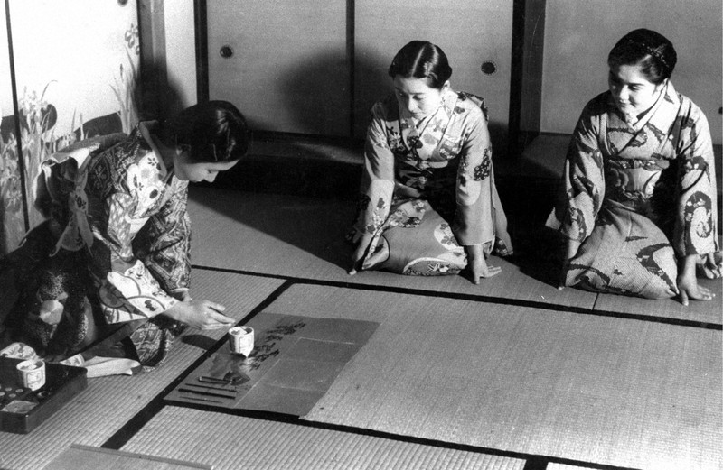 香道・一の香炉をたく香元=1940年撮影