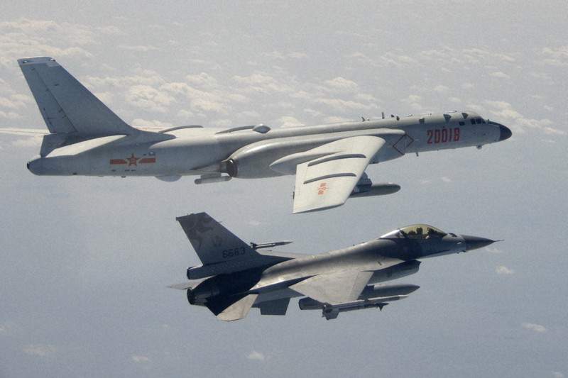台湾周辺の上空で、台湾軍の戦闘機(下)に接近する中国軍の爆撃機=2020年2月10日(台湾国防部提供・AP)