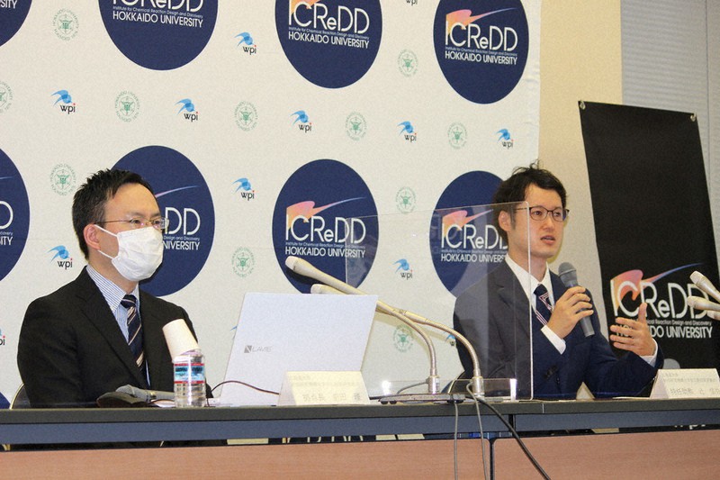リスト氏と北海道大で共に研究している辻信弥特任助教(右)と北大化学反応創成研究拠点の前田理拠点長=札幌市北区で2021年10月7日、源馬のぞみ撮影