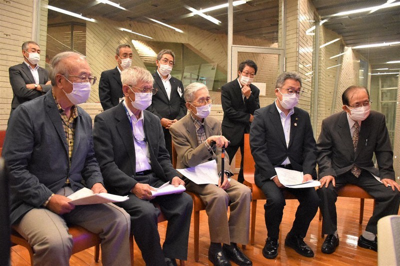 ノーベル医学生理学賞の発表の様子を注視する遠藤さんの顕彰会の佐々田亨三会長(右端)ら=秋田県由利本荘市東町で2021年10月4日、猪森万里夏撮影