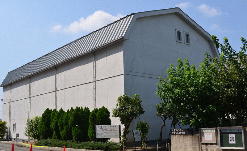 「蜂の巣倉庫」。外壁と屋根を設けて元の建物をすっぽりと覆い保護している。この奥に「蔵造り倉庫」が建つ=埼玉県熊谷市で、近藤浩之撮影