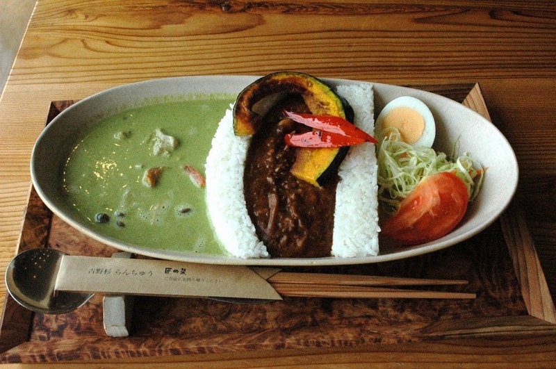 村内の二つのダムと水源地の森をイメージした「かわかみのダムカレー」=奈良県川上村で、高田房二郎撮影