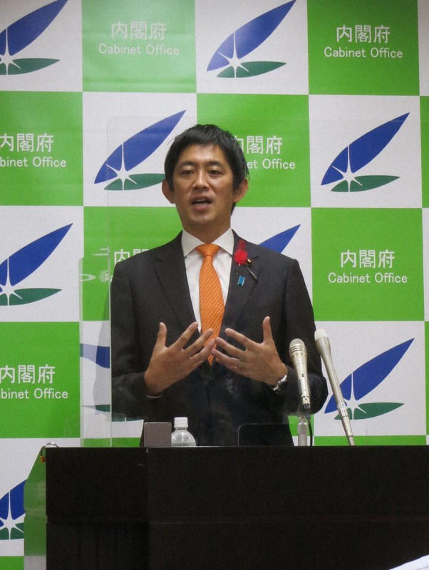 閣議後の記者会見で、日本の研究環境について語る小林鷹之・科学技術担当相=東京都千代田区で2021年10月8日、鳥井真平撮影