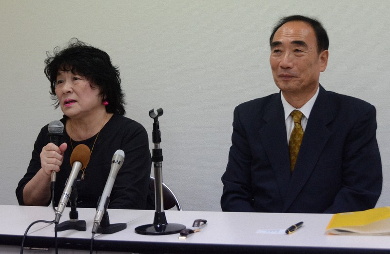 次期衆院選で大阪5区からの出馬を表明する籠池諄子氏(左)。記者会見には学校法人「森友学園」前理事長で夫の泰典氏(右)が同席した=大阪市淀川区で2021年10月8日午後2時15分、鶴見泰寿撮影