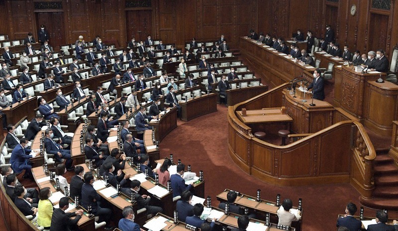 衆院本会議で所信表明演説をする岸田文雄首相(中央右)=国会内で2021年10月8日午後2時4分、竹内幹撮影