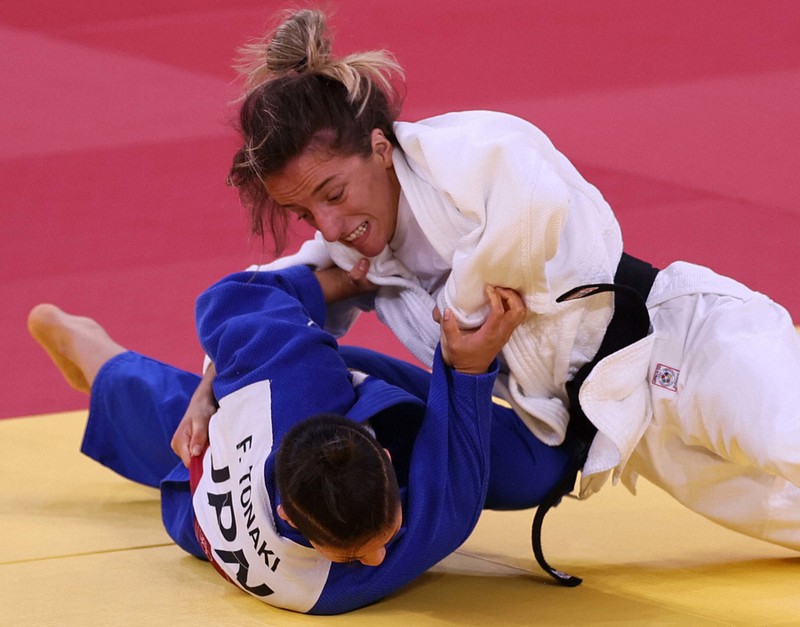東京オリンピック柔道女子48キロ級決勝で、日本の渡名喜風南選手(左)と対戦するコソボのディストリア・クラスニチ選手=日本武道館で2021年7月24日、宮武祐希撮影