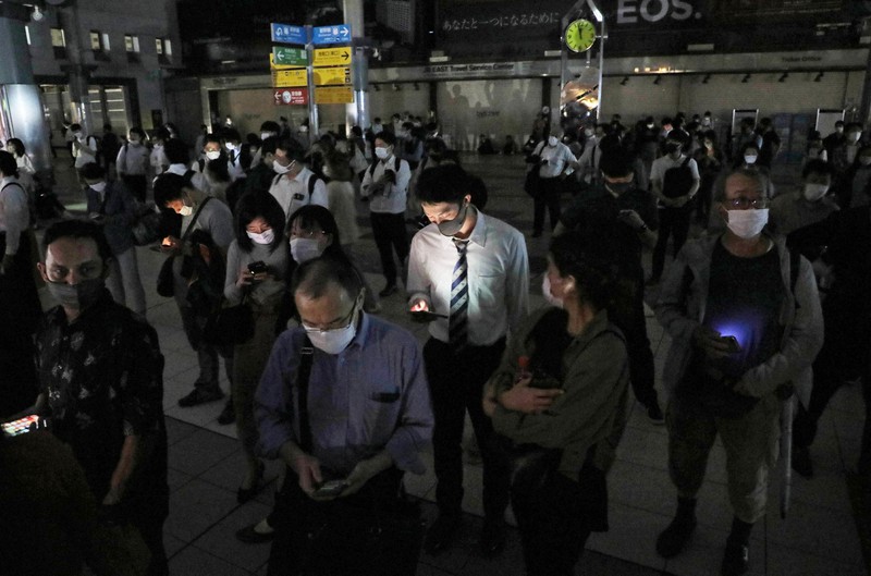 地震の影響で停電したJR品川駅で足止めされる乗客ら=東京都港区で2021年10月7日午後11時58分、宮武祐希撮影