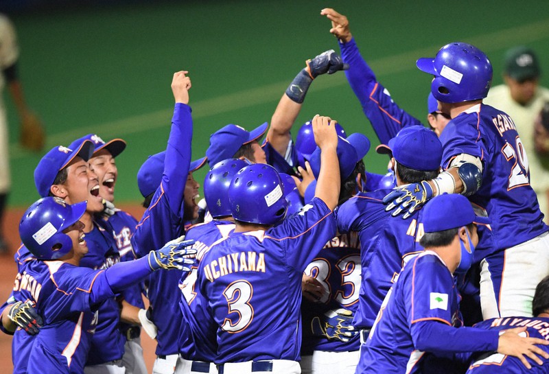 【JR東日本-NTT東日本】本大会出場を決め、マウンドで喜ぶNTT東日本の選手たち=大田スタジアムで2021年10月8日、前田梨里子撮影