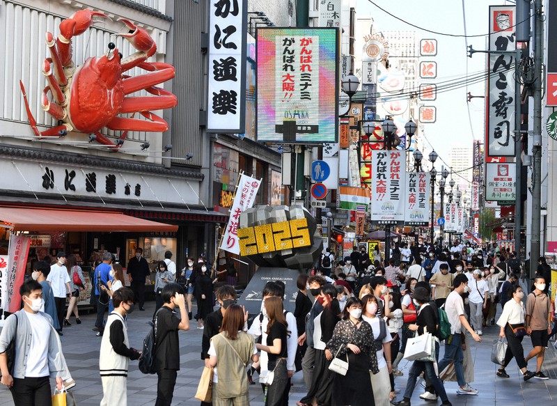緊急事態宣言が解除されて迎えた初の週末、多くの人でにぎわう道頓堀=大阪市中央区で2021年10月2日午後3時45分、木葉健二撮影