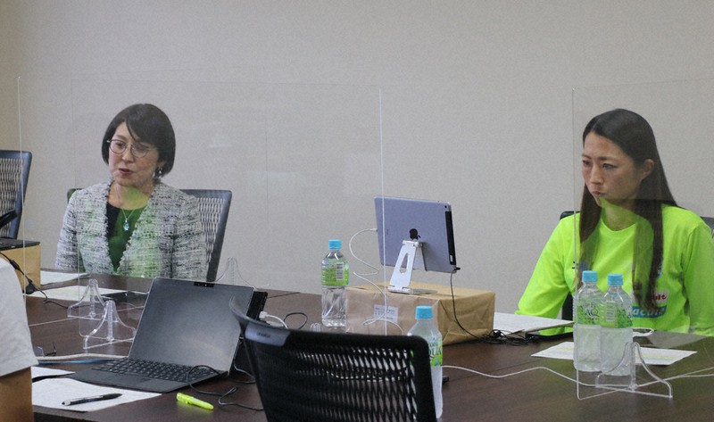千葉市の川口真友美副市長(左)らとのオンライン座談会に臨んだ千葉の大滝麻未=ⒸJEFUNITED