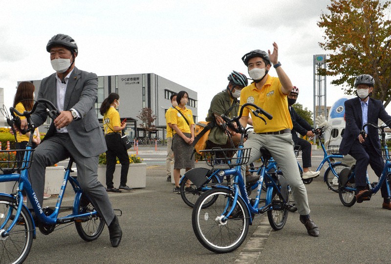 シェアサイクルに導入する自転車を試乗する五十嵐立青市長(中央)=茨城県つくば市役所で