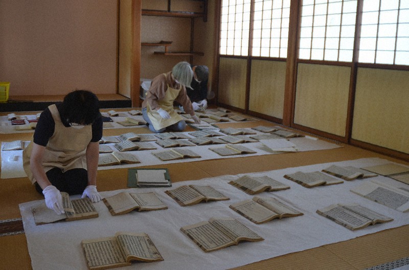 古書の傷みなどを点検する職員たち=栃木県足利市の史跡足利学校の書院で2021年10月8日、太田穣撮影