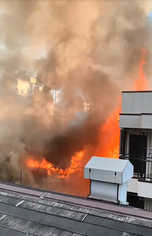 大阪 九条の商店街で火災 1人死亡 呉服店など4棟焼ける 毎日新聞