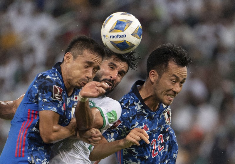 サウジアラビア戦で相手選手と競り合う吉田麻也(右)=サウジアラビア・ジッダで2021年10月7日、AP