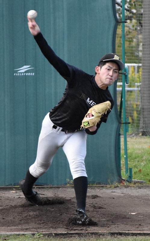 投球練習に励む明桜の風間球打=秋田市で2021年10月8日、高野裕士撮影