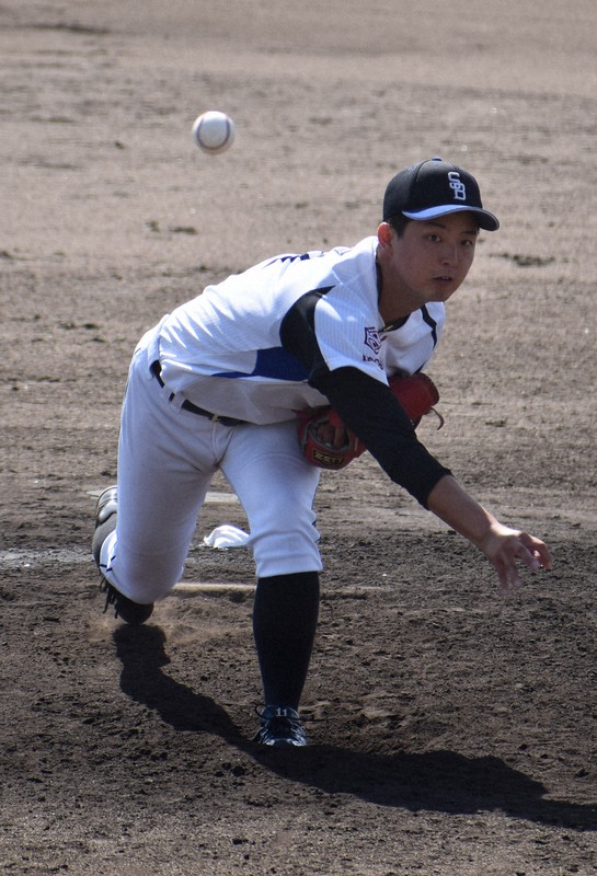 都市対抗四国2次予選のアークバリアとの1回戦で、八回途中まで投げ無失点の好投を見せた四国銀行の先発・佐田涼介=香川県丸亀市のレクザムボールパーク丸亀で2021年10月9日午前11時17分、藤田健志撮影