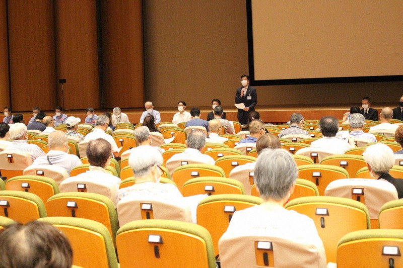 「逢初川の復旧の方向性に関する説明会」であいさつに立つ熱海市の斉藤栄市長(正面奥)=静岡県熱海市桃山町で2021年10月9日午後1時6分、梁川淑広撮影
