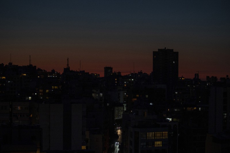 3月に停電した際、復旧しないまま日没を迎えたレバノンの首都ベイルートの街並み=2021年3月29日、AP