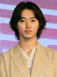 山崎賢人 自作イラスト Tシャツ姿を披露 シュールな画風に 画伯 味ある スポニチ