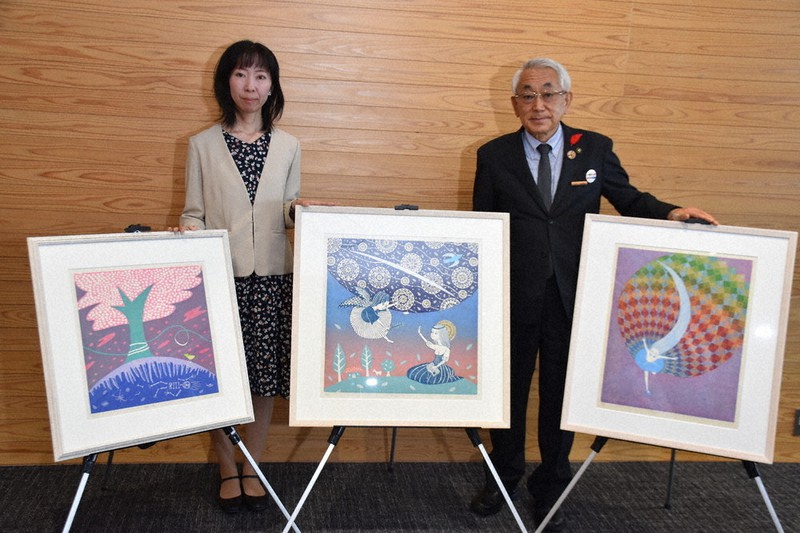 「ヌマタ・アート・アンバサダー」となった池田実穂さん(左)と池田さんの作品=群馬県沼田市で2021年10月1日、庄司哲也撮影