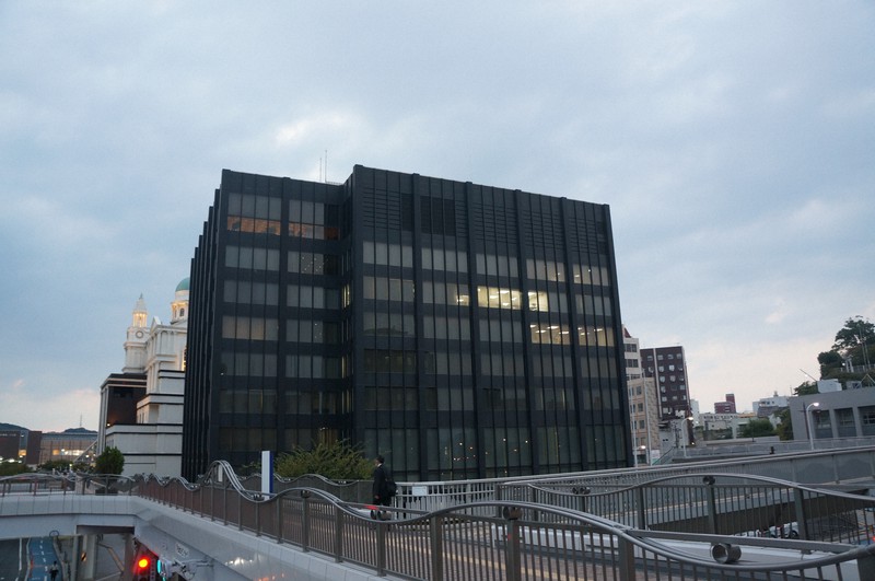 約5時間半に及ぶ臨時取締役会が開かれていた山口フィナンシャルグループの本社=山口県下関市で2021年10月7日午後5時55分、植田憲尚撮影