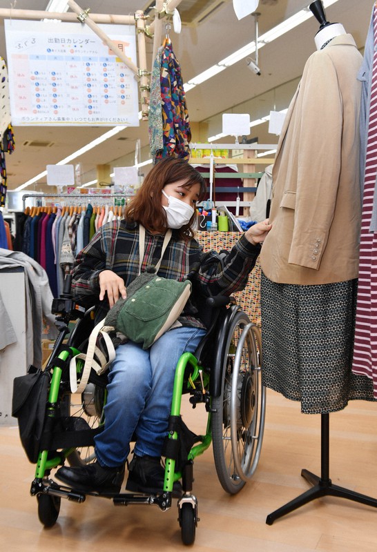 車椅子で働く佳山明さんは古着にカバンや小物などのコーディネートも提案する＝兵庫県尼崎市で2021年10月1日、菱田諭士撮影