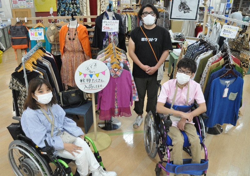 寄付された服が並ぶチャリティー古着店「ふくる」。左から佳山明さん、清田仁之さん、藤原舜さん＝兵庫県尼崎市で2021年9月10日午後0時8分、中村清雅撮影