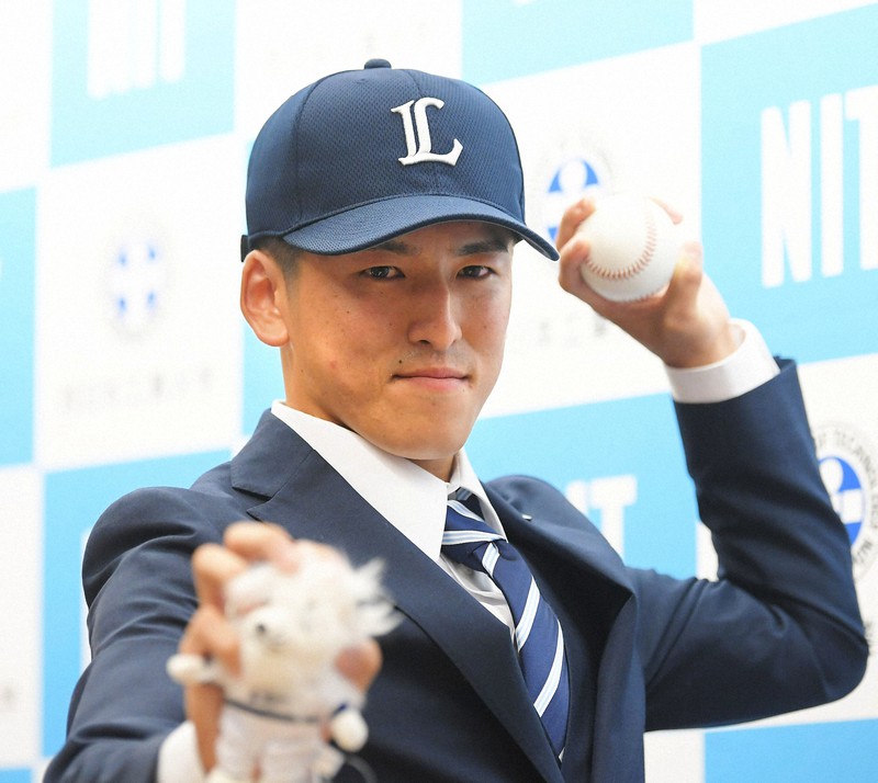 西武に1位指名され、写真撮影に応じる西日本工大の隅田知一郎投手=福岡県苅田町で2021年10月11日午後5時54分、津村豊和撮影