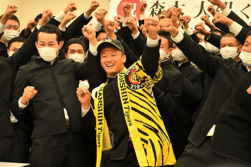 阪神からドラフト1位指名を受け、仲間らと喜ぶ高知高の森木大智投手(中央)=高知市の高知学園大で2021年10月11日午後5時52分、小宅洋介撮影
