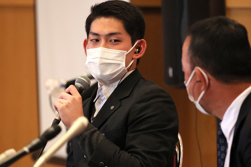 ソフトバンクから1位指名され、喜びを語る明桜高校の風間球打=秋田市で2021年10月11日、和田大典撮影