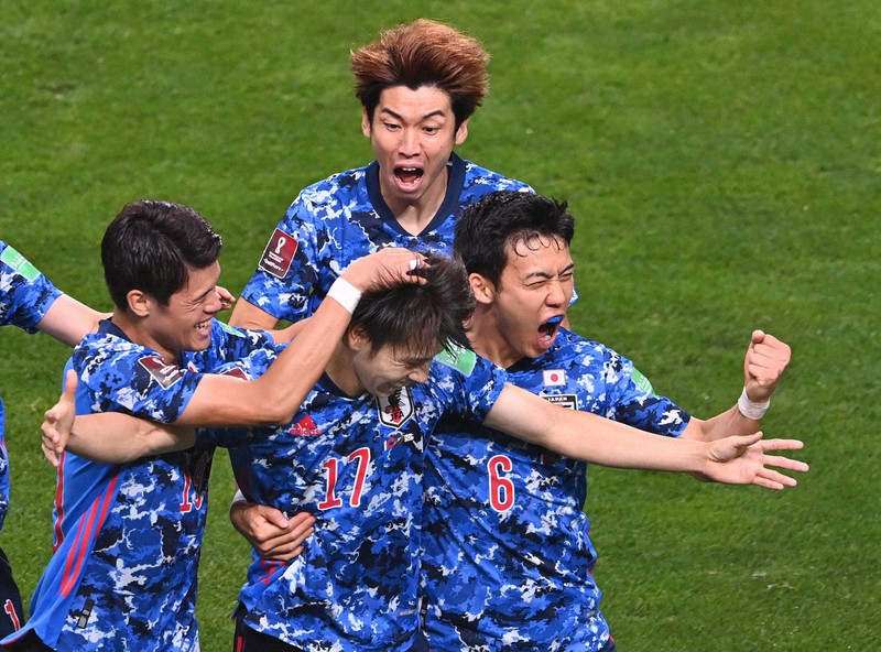 【日本-オーストラリア】前半、先制ゴールを決めて祝福される田中碧(中央)=埼玉スタジアムで2021年10月12日、宮間俊樹撮影
