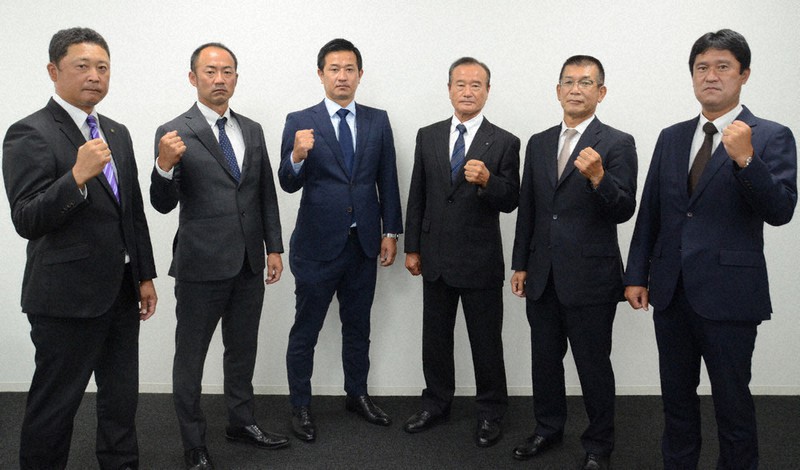 都市対抗野球大会での健闘を誓い合う、(左から)ヤマハの室田信正監督、東邦ガスの山田勝司監督、トヨタ自動車の藤原航平監督、西濃運輸の林教雄監督、JR東海の久保恭久監督、日本製鉄東海REXの林尚克監督=名古屋市中村区で2021年10月12日、井上知大撮影