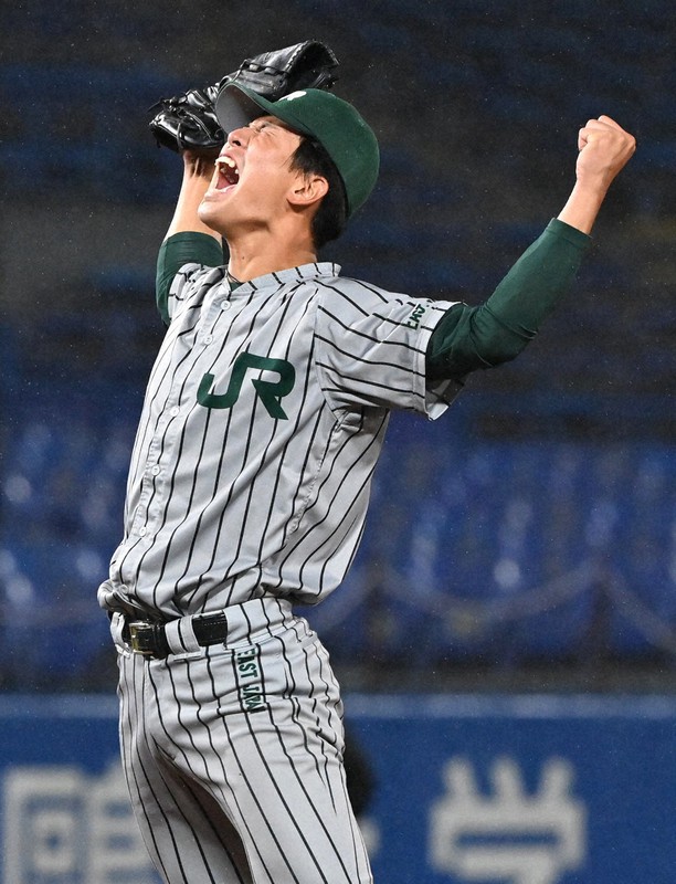 【JR東日本-明治安田生命】本大会出場を決め叫ぶJR東日本の5番手・山田=東京・神宮球場で2021年10月12日、西夏生撮影