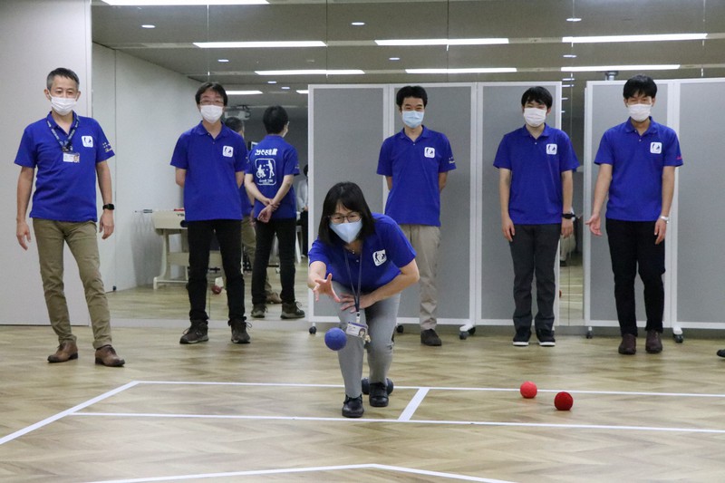 本社内にある常設コートで練習するNECボッチャ部のメンバー=東京都港区で2021年9月16日午後4時57分、高橋秀明撮影