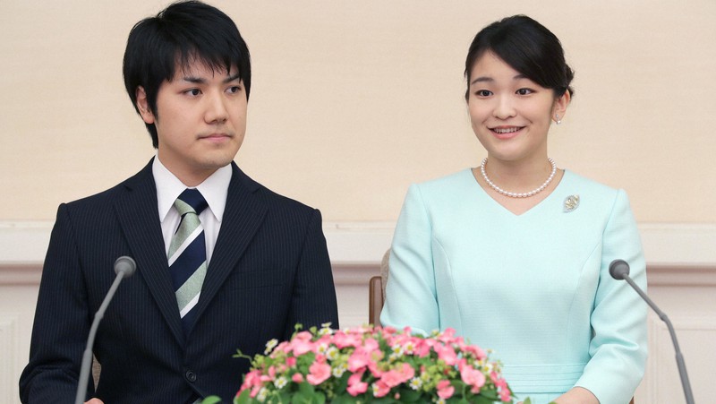 婚約が内定し記者会見する眞子さまと小室圭さん=2017年9月3日、東京・元赤坂の赤坂東邸(代表撮影)