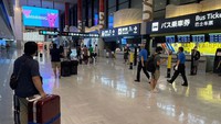中国から一時帰国した際、諸手続きを終えてたどりついた成田空港の出口＝千葉県成田市で8月11日、小倉祥徳撮影