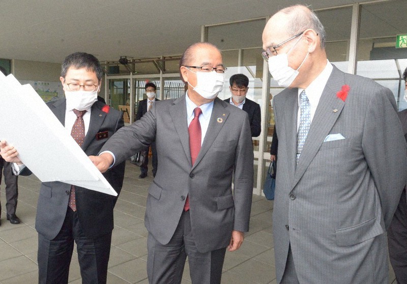新田八朗富山県知事(中央)に空港ターミナル内を案内する谷本正憲石川県知事(右)=石川県輪島市ののと里山空港で、阿部弘賢撮影