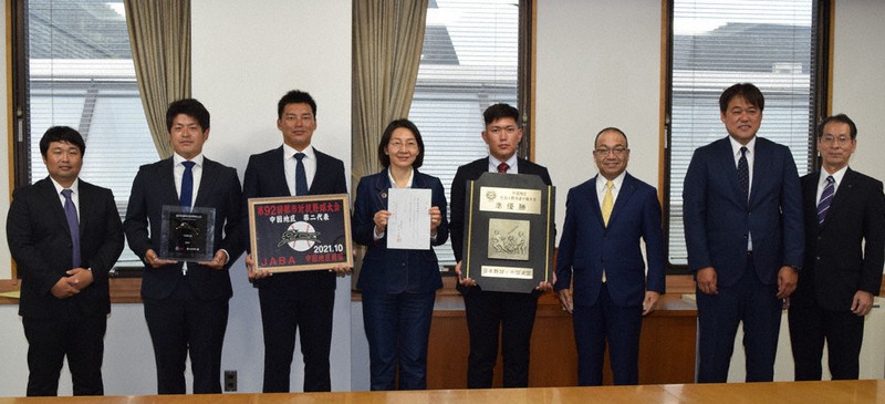 岡山県倉敷市の伊東香織市長(左から4人目)に都市対抗本大会出場を報告した三菱自動車倉敷オーシャンズの広畑敦也投手(右隣)ら=同市役所で、小林一彦撮影