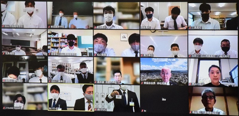 リモートで抽選に臨む各校の主将ら=松山市竹原町のあいテレビ本社で、斉藤朋恵撮影