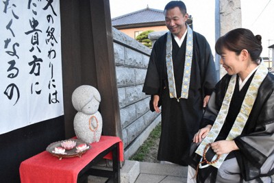 子を亡くした母の姿を表した地蔵の前で語り合う慈照寺住職の秋山和信さん（左）と妻美智子さん＝高松市由良町の同寺で2021年8月、西本紗保美撮影