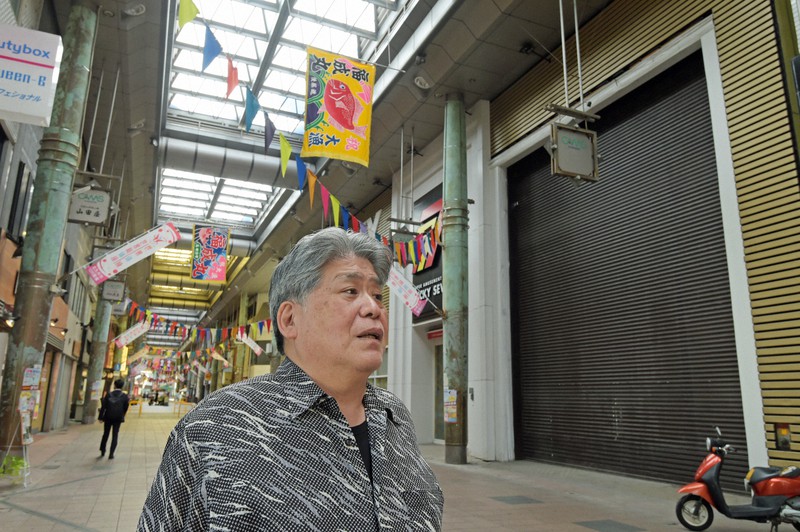 「政治には期待してない」。閑散とした商店街で本音を漏らす黒崎商店組合連合会の藤戸哲谷さん=北九州市八幡西区で2021年10月14日午後1時12分、上入来尚撮影