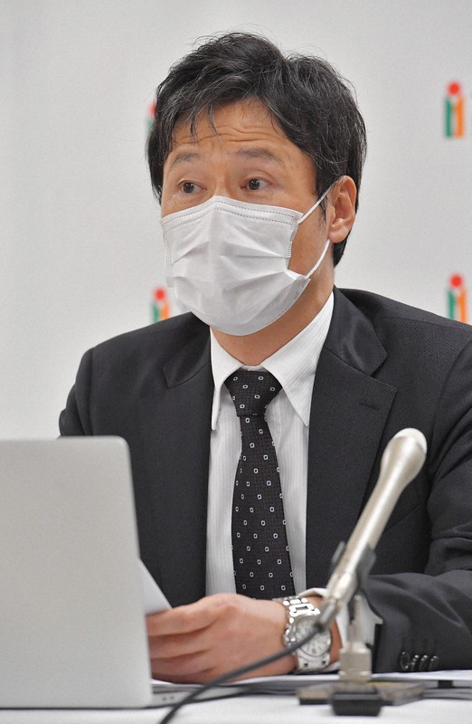 前会長兼最高経営責任者(CEO)解任の経緯に関する社内調査結果について、記者会見する山口FGの椋梨敬介社長=山口県下関市で2021年10月14日午後5時4分、金澤稔撮影