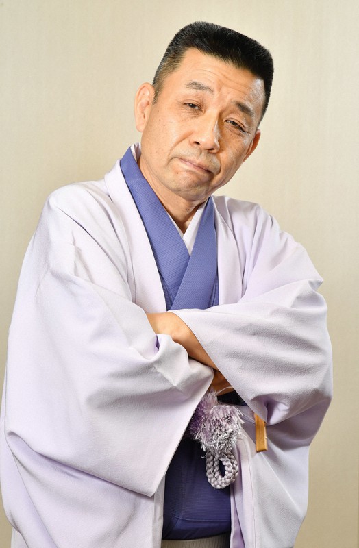 困った表情をする落語家の笑福亭松喬さん=大阪市北区で2021年6月29日、菱田諭士撮影