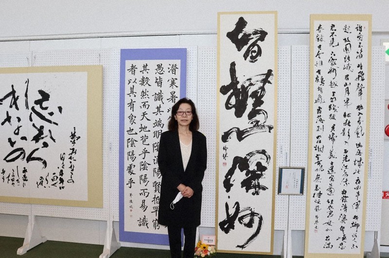 自らの作品の前に立つ大橋静琴さん=北海道富良野市のフラノマルシェ2で2021年10月9日、土屋信明撮影