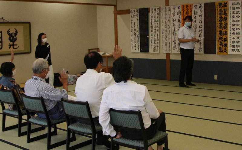 伊勢神宮奉納書道展の本審査を行う審査員ら=三重県伊勢市の神宮会館で、三輪哲也撮影