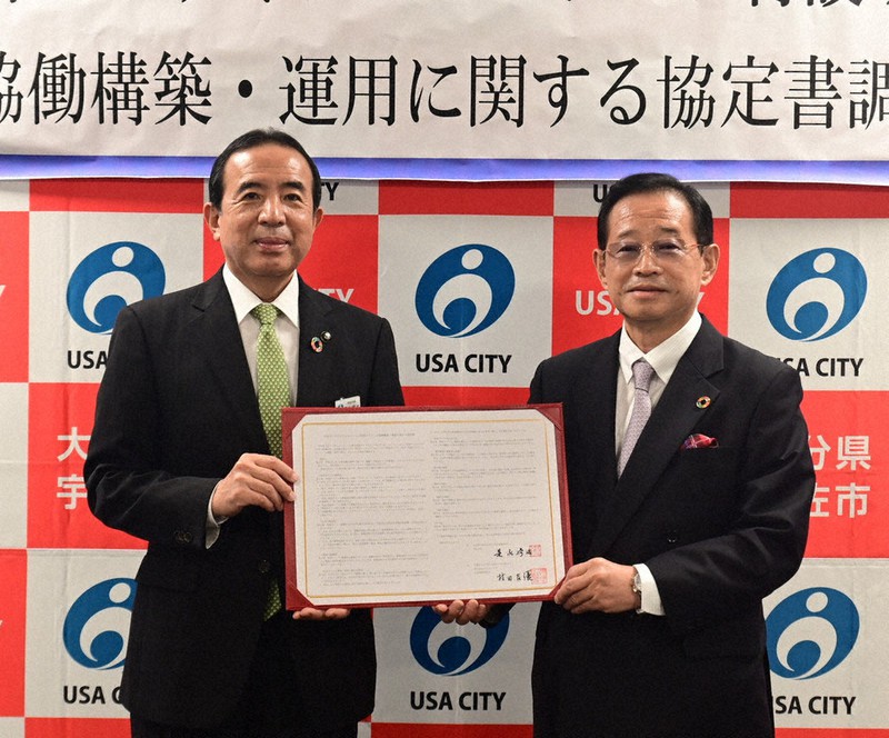 協定書に調印したサイネックスの村田吉優社長(右)と是永修治市長=宇佐市提供