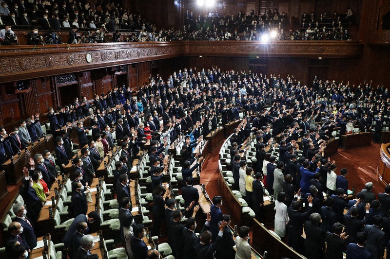 衆議院が解散され万歳する議員たち=国会内で2021年10月14日午後1時3分、吉田航太撮影